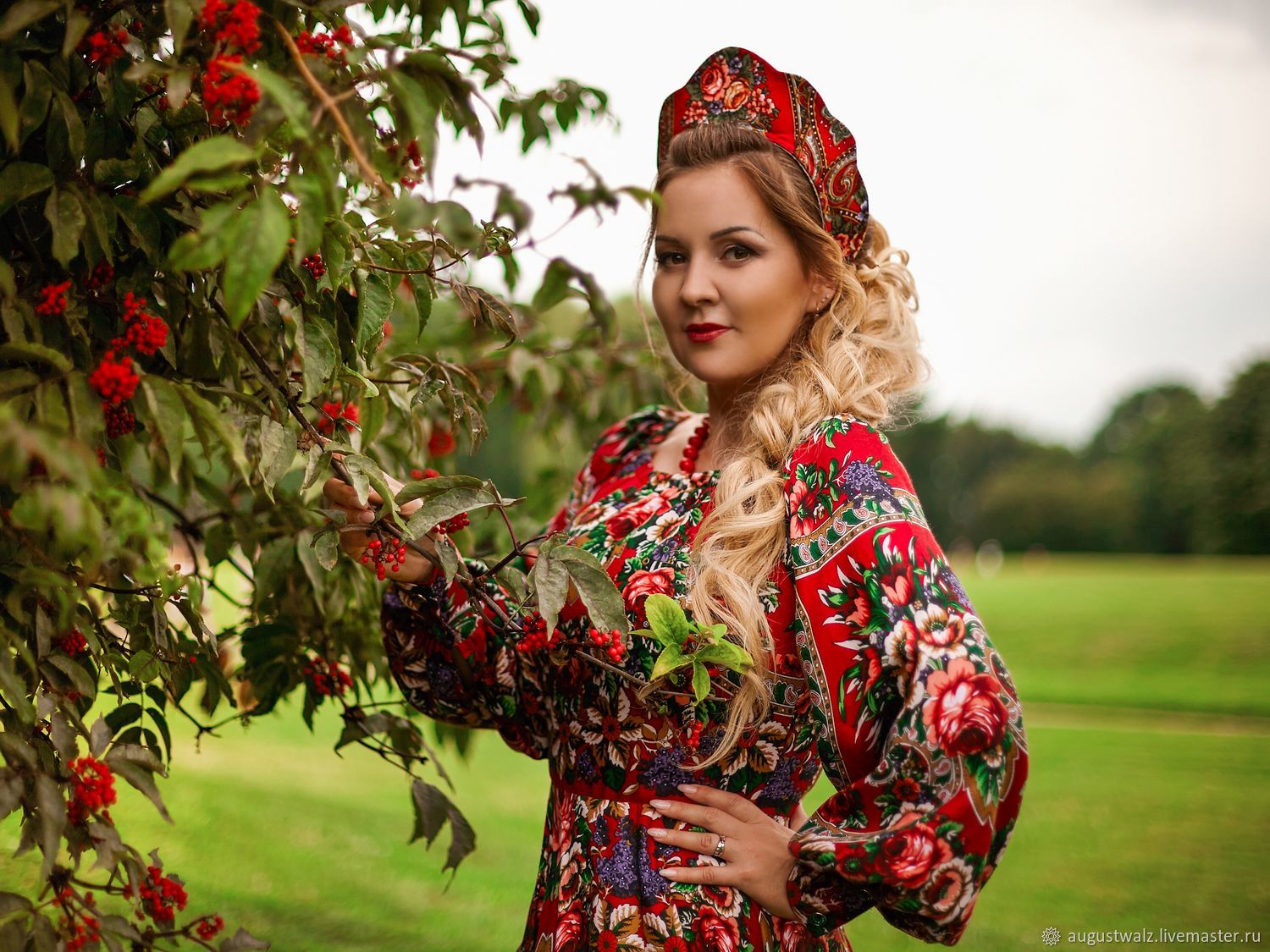 Women in Slavic costumes in Donetsk