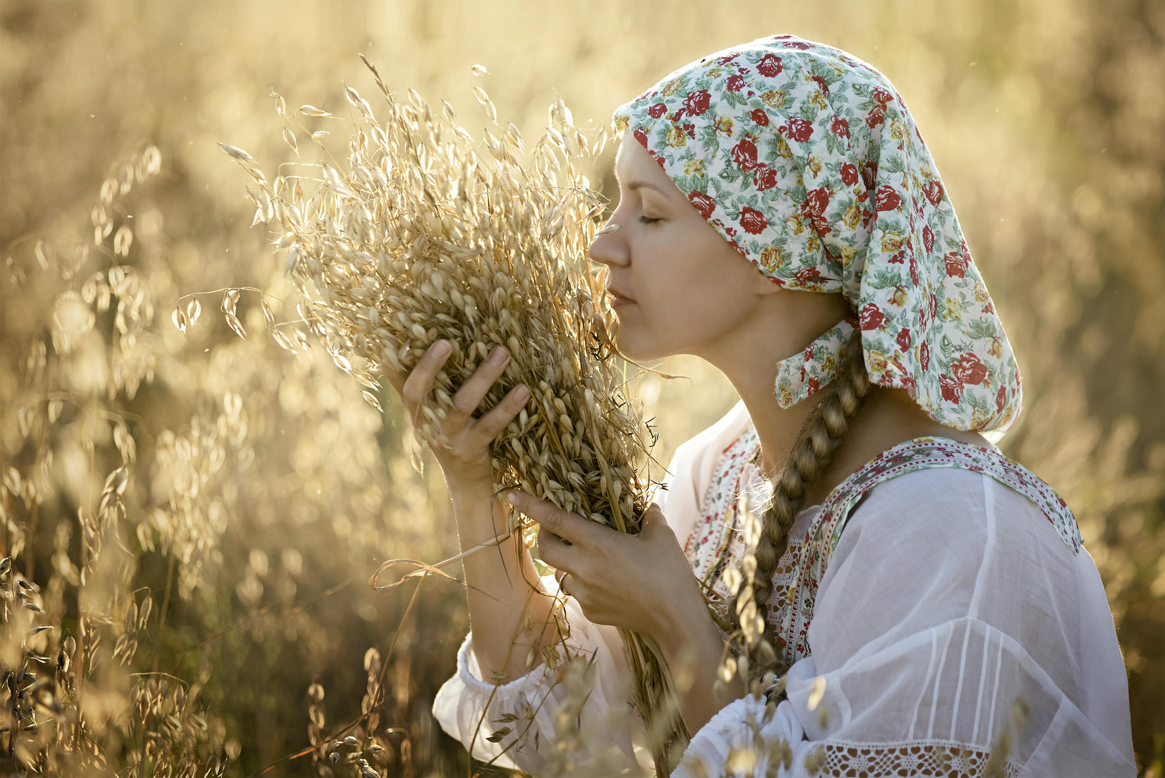 Photo Women in Slavic costumes in Donetsk