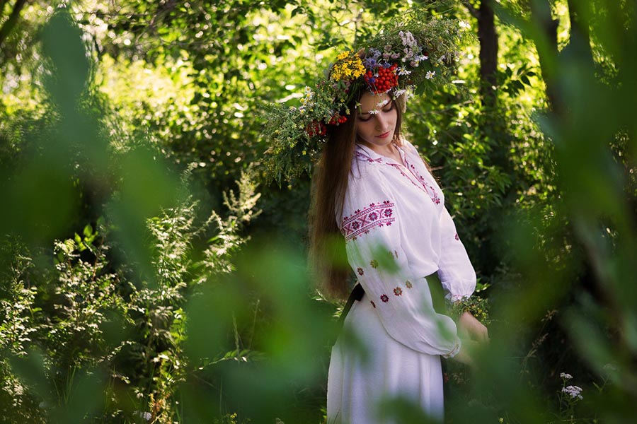 Model Girls in Slavic costumes in Donetsk