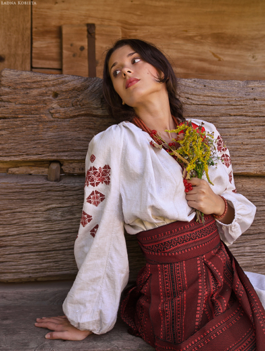 Girls in Slavic costumes in Donetsk