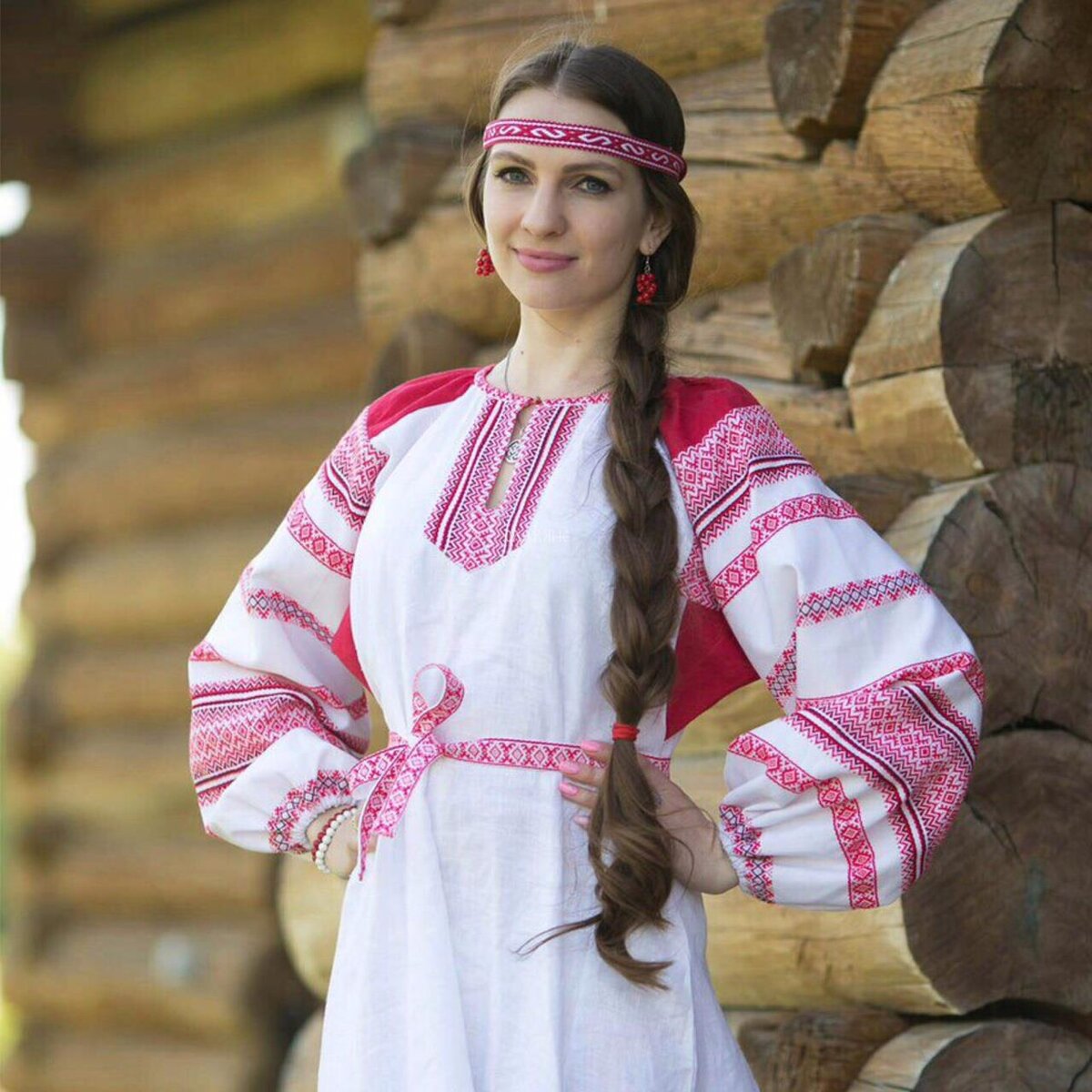 Girls in Slavic costumes in Donetsk
