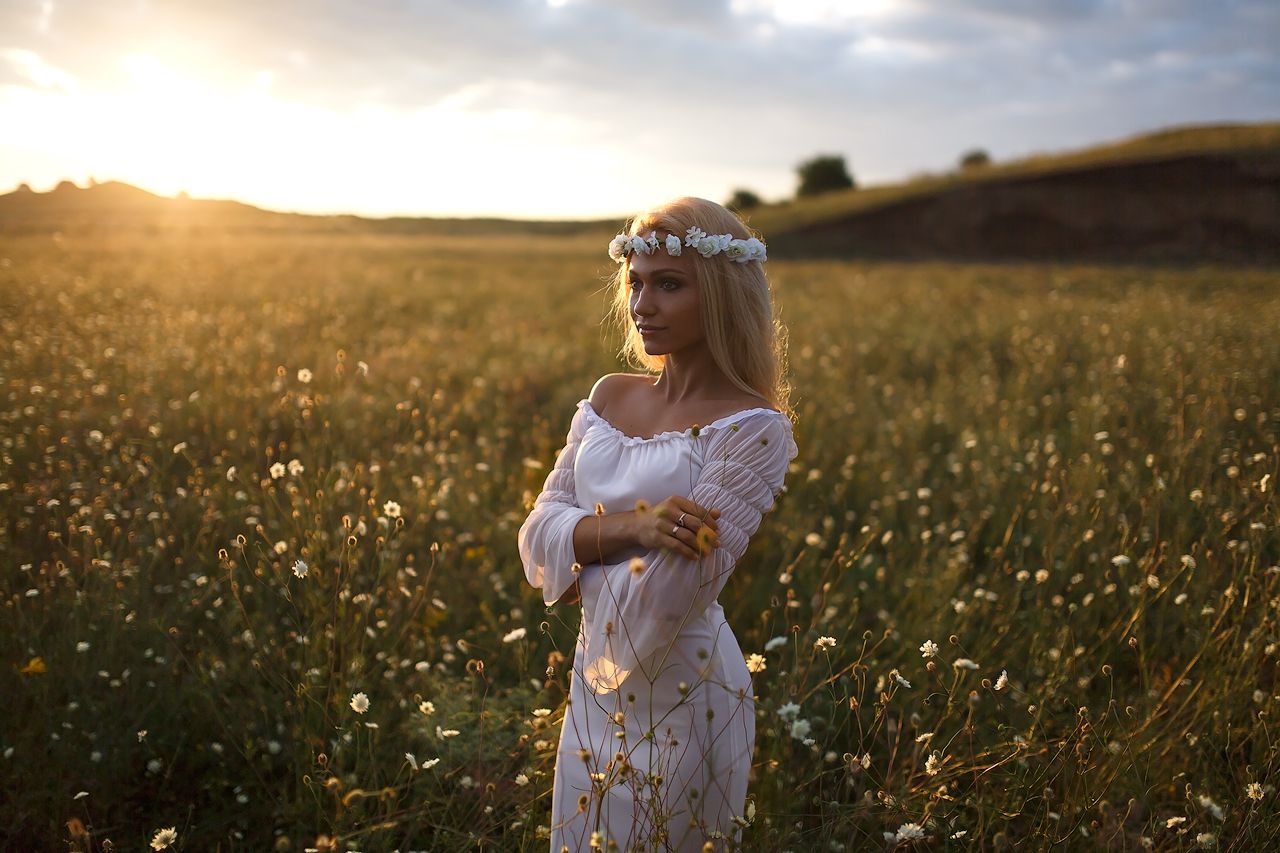 Girls in Slavic costumes in Donetsk