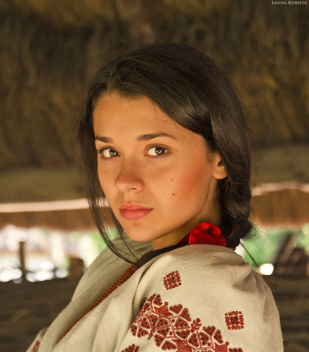 Girls in Slavic costumes in Donetsk
