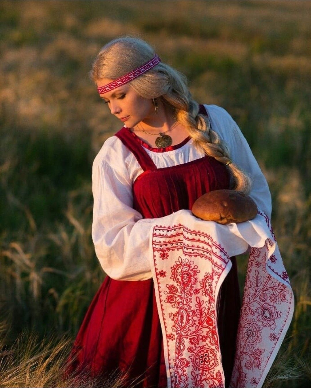 Girls in Slavic costumes in Donetsk