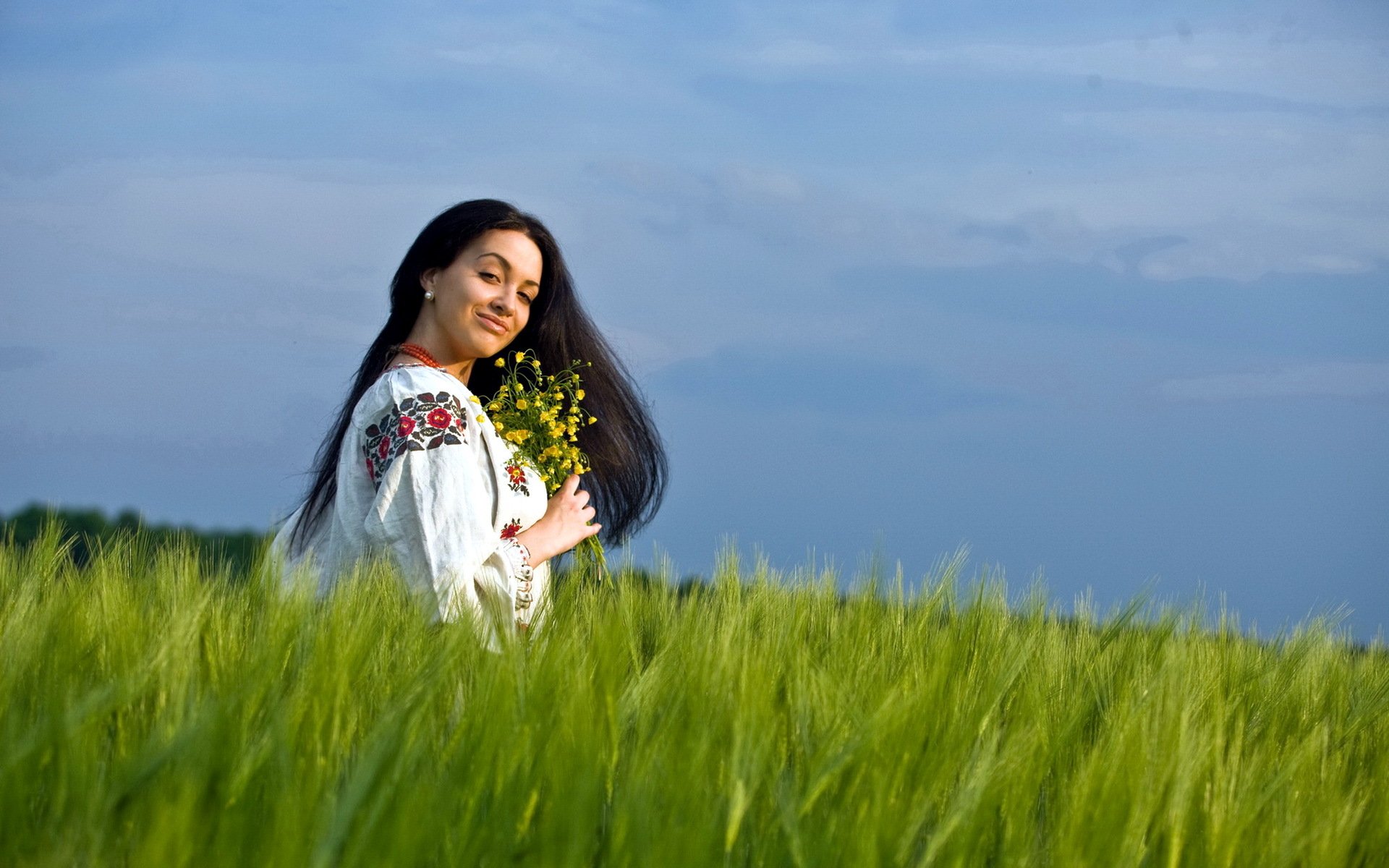 Girls in Slavic costumes in Donetsk