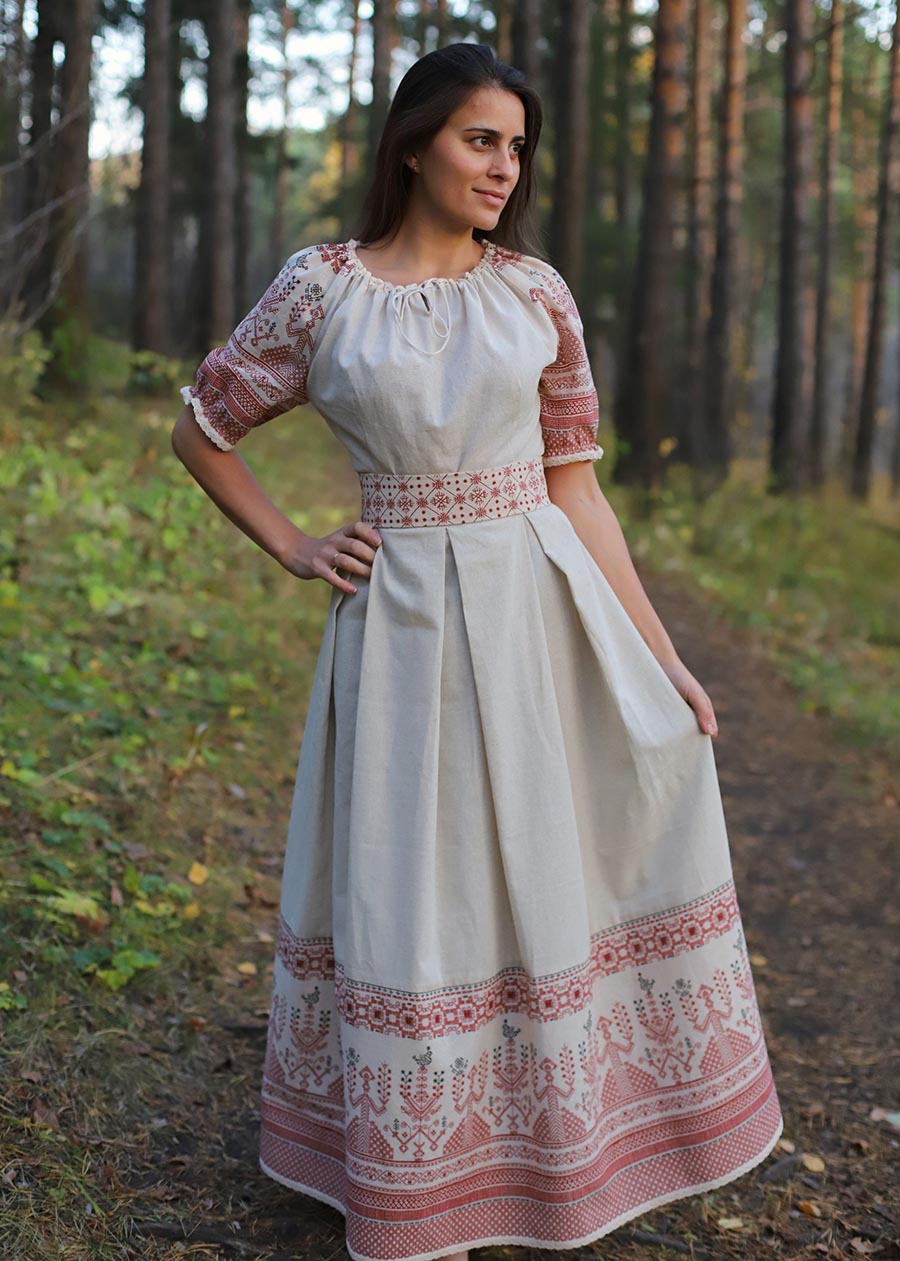 Girls in Slavic costumes in Donetsk
